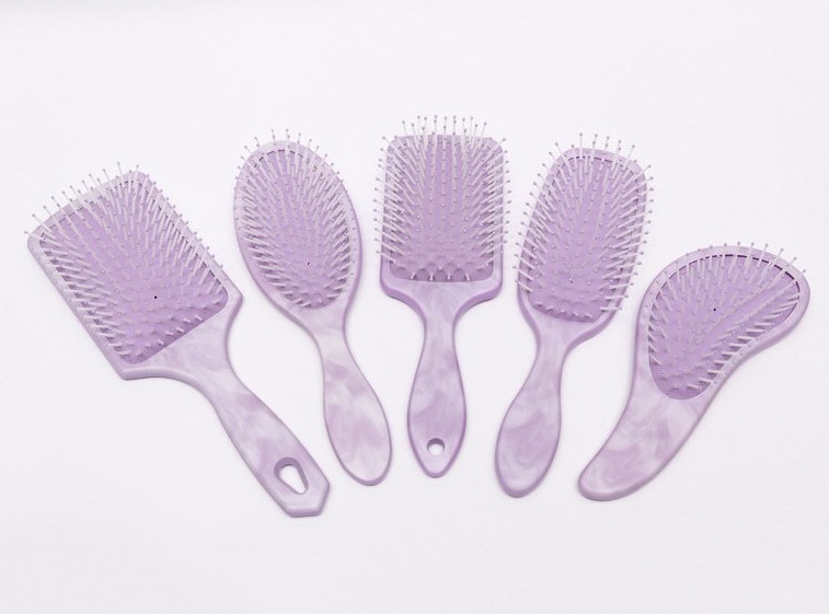 چگونه از یک برس موی مینی پلاستیکی به درستی استفاده و تمیز کنیم؟