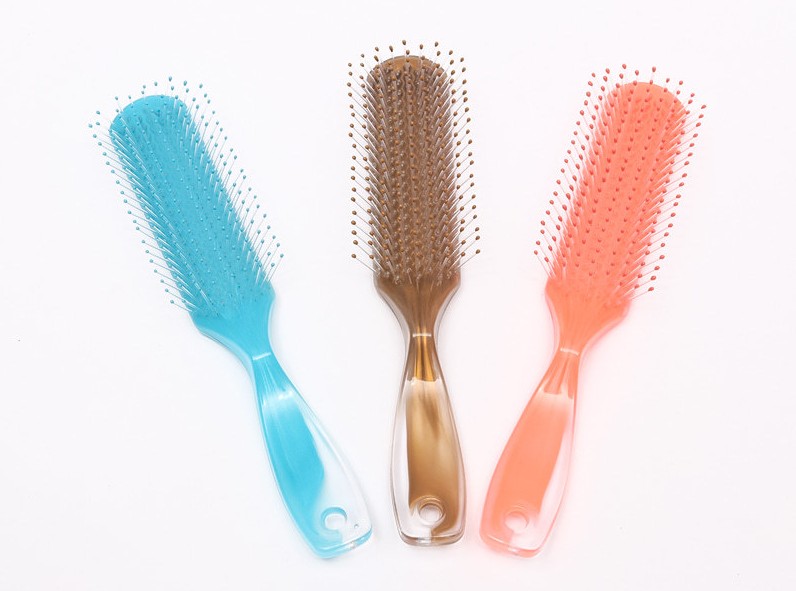 چگونه می توان استاتیک را از یک شانه پلاستیکی کاهش داد؟